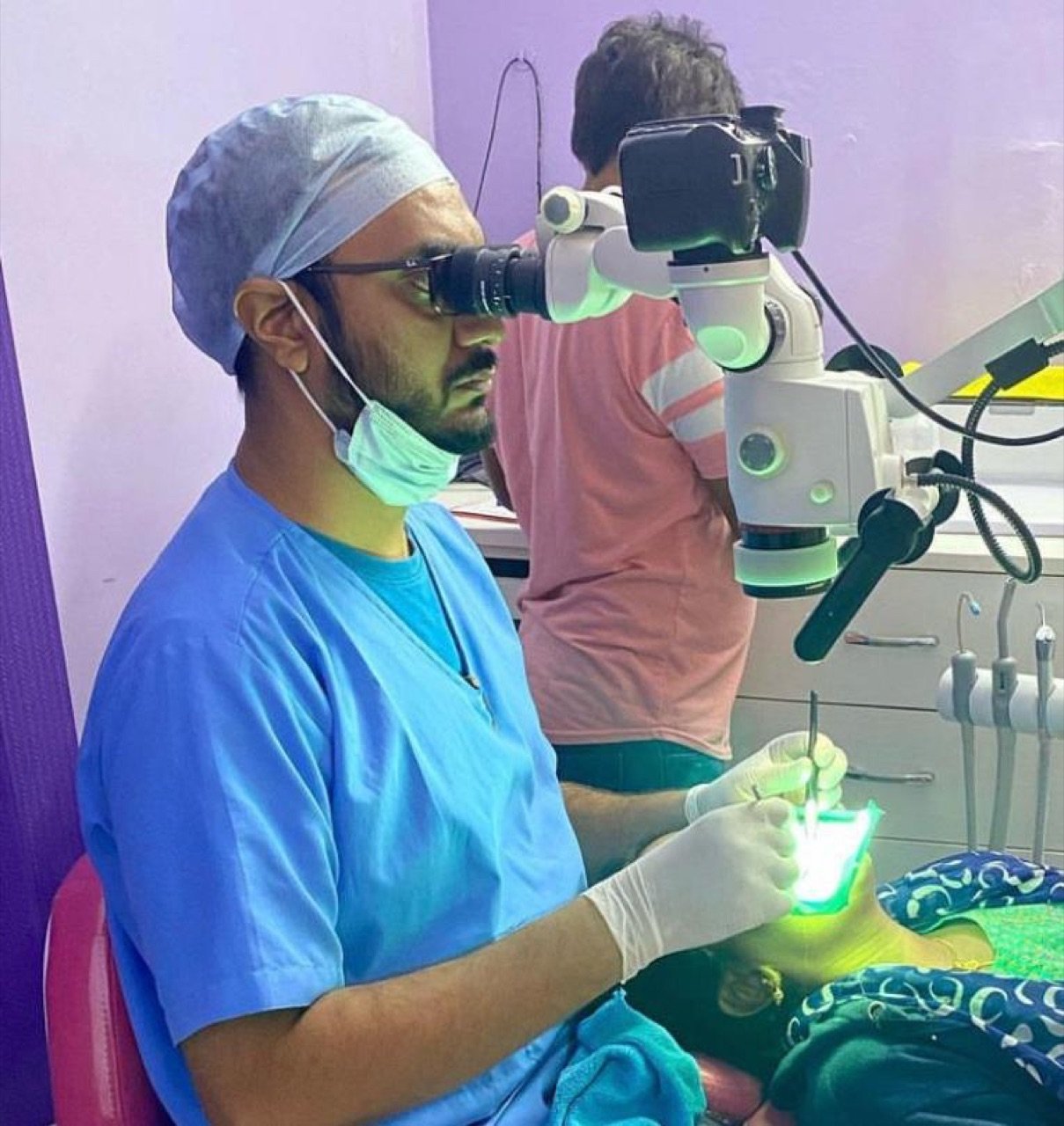 Dr. Abid Pasha performing microscopic root canal treatment at Mezan Dental